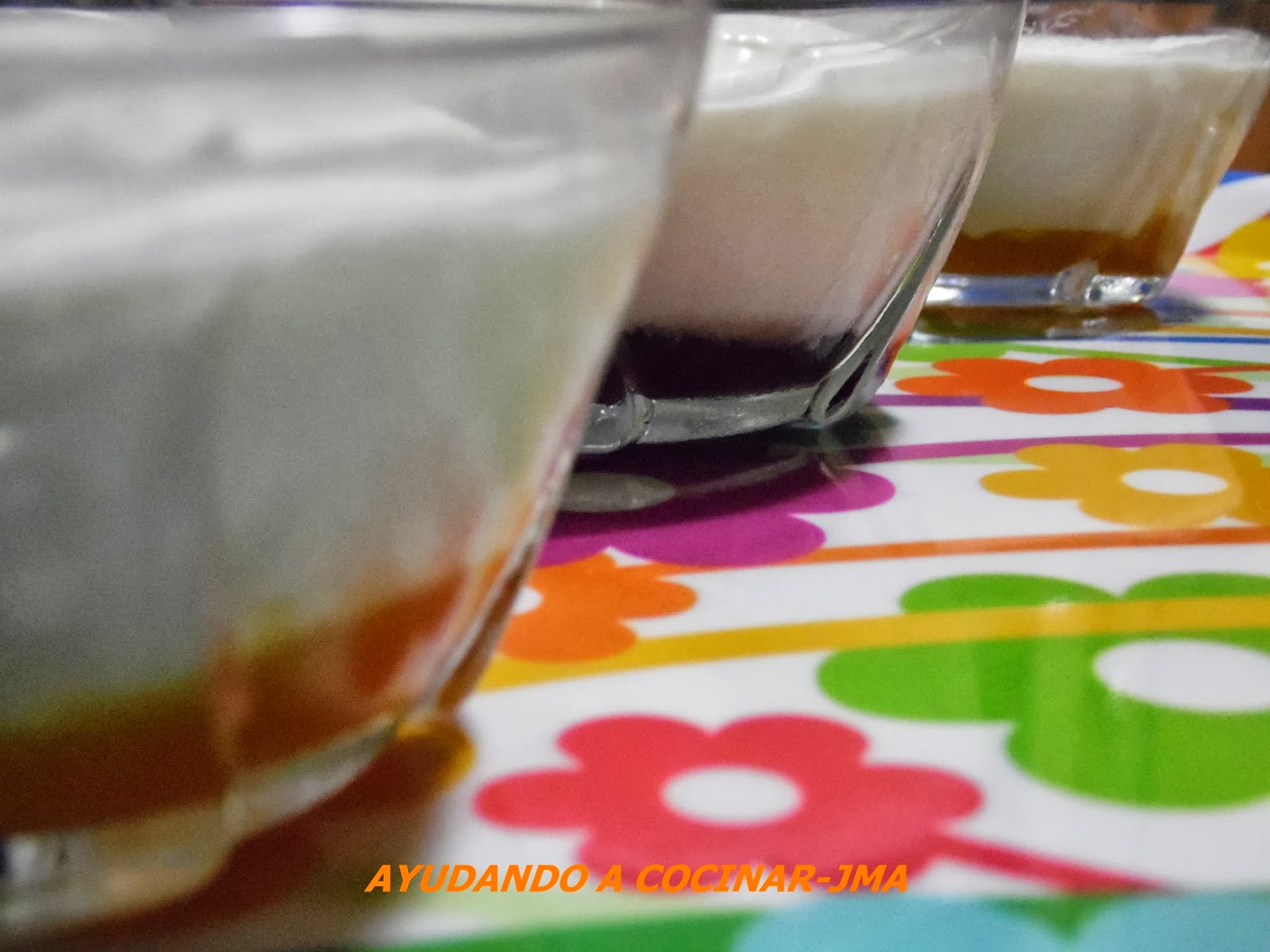 Mousse De Yogurt Griego Con Mermelada.
