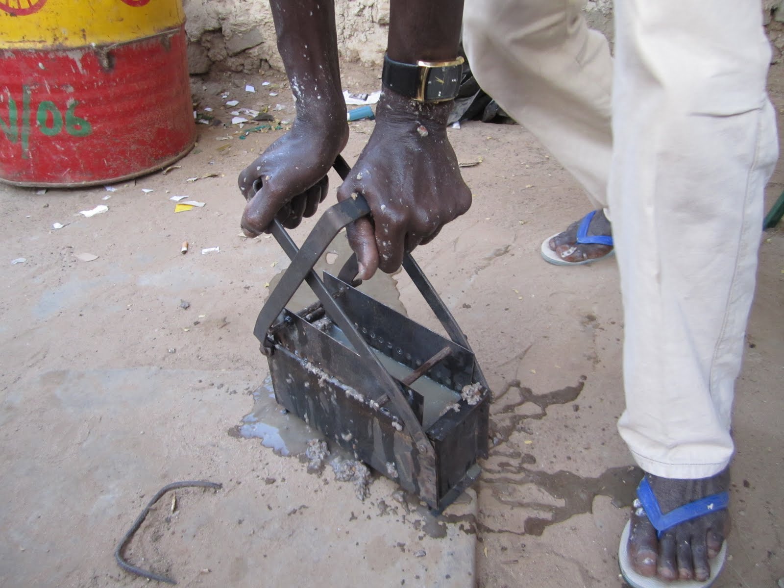  Африка. Переработка мусора в брикеты для печи. bumazhnyie briketyi 