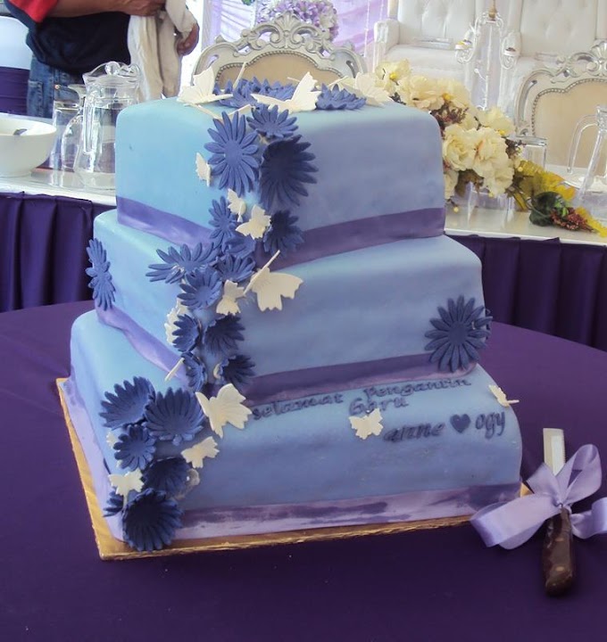 Kek kahwin or wedding cake purple theme