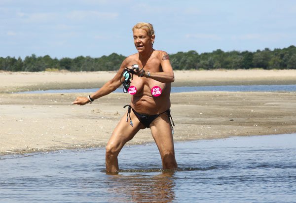 N-Yo-Face: Tanning Mom Gets Nude On Beach