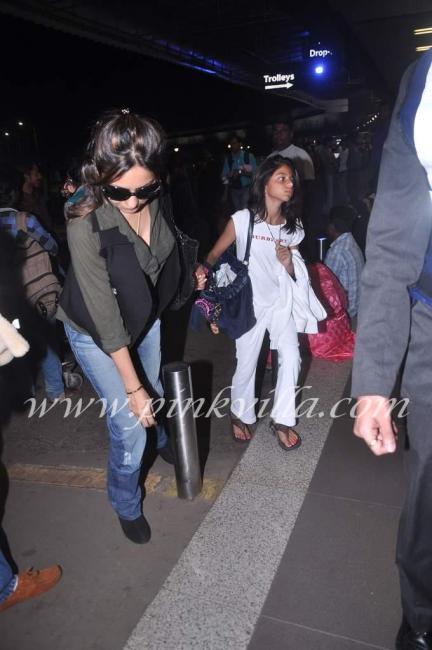 Suhana and gauri khan - daughter and mother - (4) -  Shahrukh's family leaving for holiday to London