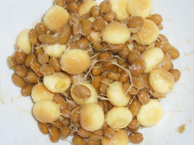 納豆にイワモトのタマゴボーロ