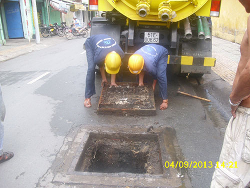 Công nhân Công ty Thoát nước đô thị TP HCM thông cống nghẹt vào chiều 4-9 trên đường Bình Tây, phường 1, quận 6. Ảnh: TÂN TIẾN Công nhân Công ty Thoát nước đô thị TP HCM thông cống nghẹt vào chiều 4-9 trên đường Bình Tây, phường 1, quận 6. Ảnh: TÂN TIẾN