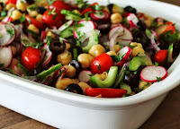 Salada Grega com Grão-de-Bico e Rabanete Salada Grega com Grão-de-Bico e Rabanete (vegana)