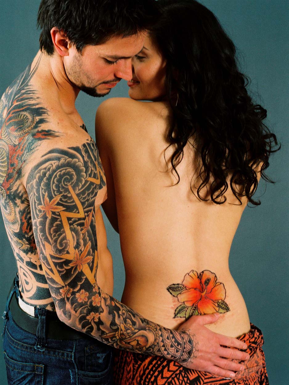 Симпатичные татуированные и крашенные шлюшки занялись сексом в троем тату порно фото