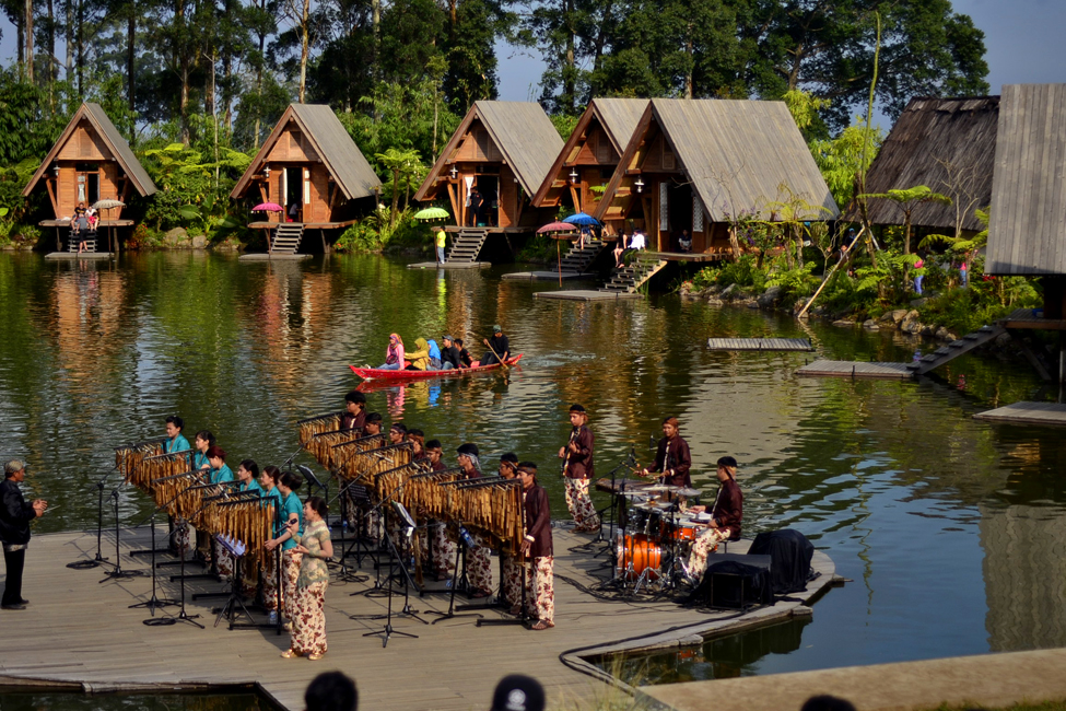 Demarda's Family Wisata Keluarga Dusun Bambu Lembang