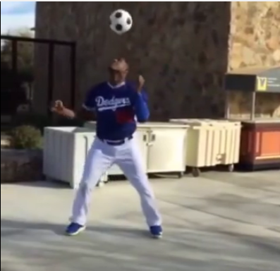 [Video] Yasiel Puig practicando un poco de fútbol.