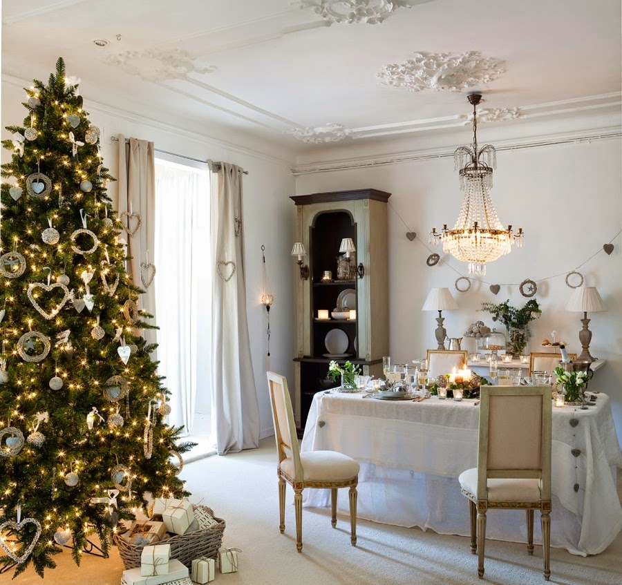 wystrój wnętrz, wnętrza, home decor, Boże Narodzenie, ozdoby na święta, śiąteczne dekoracje, choinka, styl francuski, białe wnętrza, szare wnętrza, kolor srebrny, salon, jadalnia