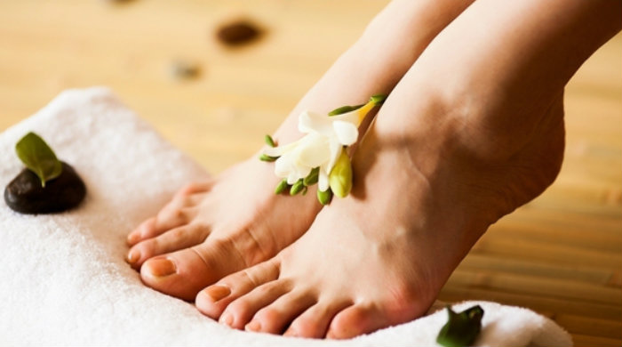 6 Cara Mudah Mengatasi Tumit Kering 6 Cara Mudah Mengatasi Tumit Kering