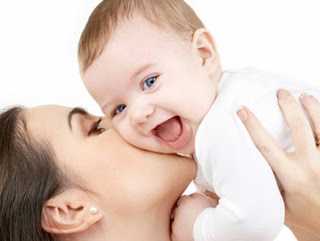 حنان الأم يساعد في النمو العقلي والعاطفي للطفل  %D8%A3%D9%85+%D9%88%D8%B7%D9%81%D9%84%D9%87%D8%A7