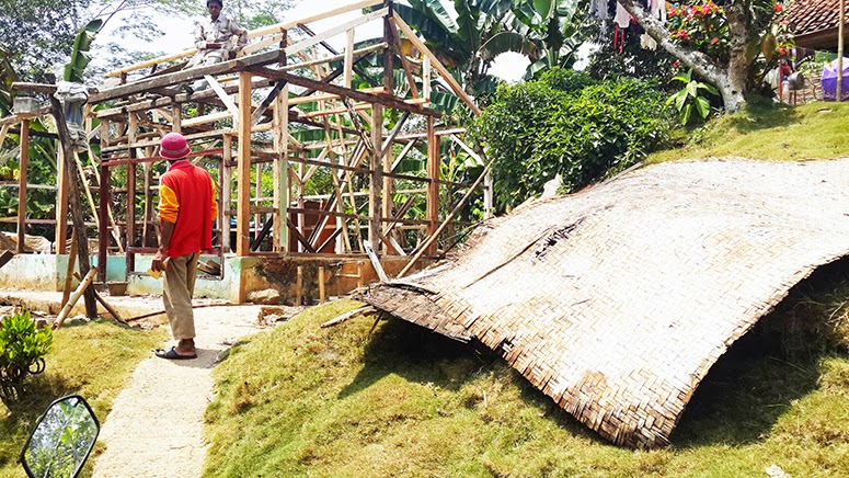 Saat rehab rumah nenek umin