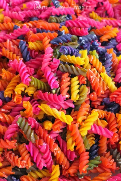 A new way to dye pasta for sensory play