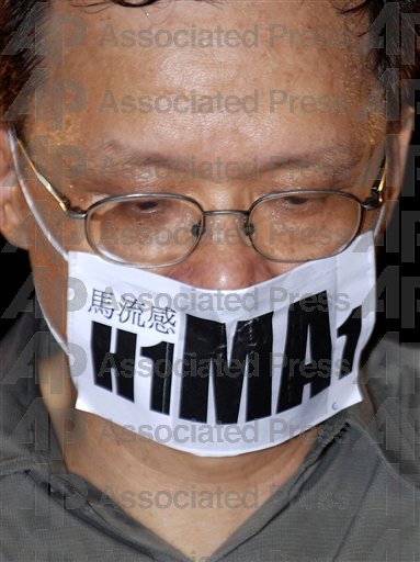 20091001 中國國慶 陳立民 Chen Lih Ming (陳哲) 戴模仿「H1N1」創作的「馬流感 H1MA1」口罩抗議馬英九 此照片為《美聯社》拍攝 後再獲《時代雜誌》(TIME)刊登