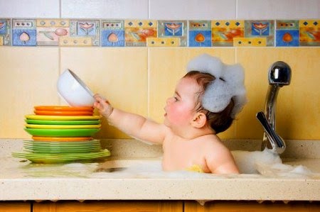 Nhà bếp là nơi tiềm ẩn nhiều nguy cơ đối với trẻ
