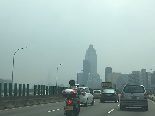氣象達人彭啟明在FB貼出一張照片,由於空氣品質不佳衍生出的大氣光化反應,讓台北101幾乎看不見。 氣象達人彭啟明在FB貼出一張照片,由於空氣品質不佳衍生出的大氣光化反應,讓台北101幾乎看不見。