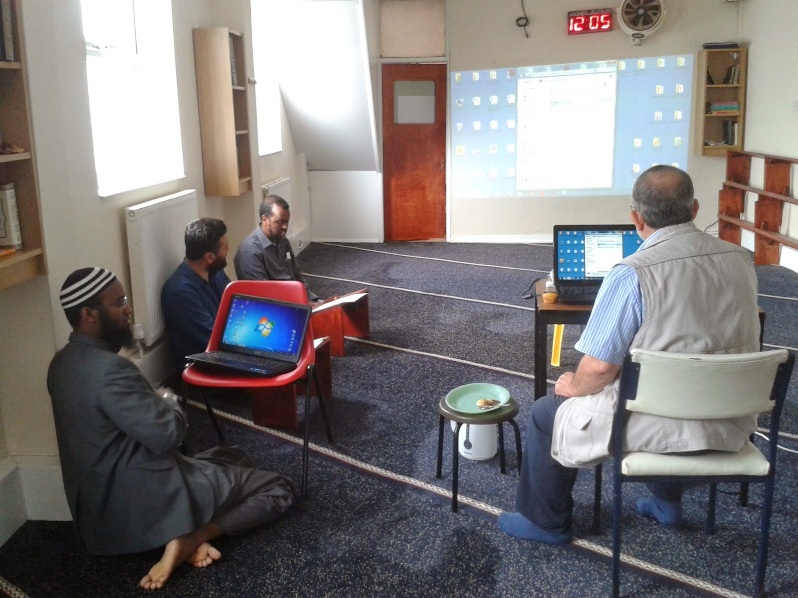 Aprovechando Su Visita De Caracter Familiar Al Reino Unido El Dr Aiman Adlbi Impartio Dos Cursos A Favor De Los Profesores De Ensenanza Religiosa Aprovechando Su Visita De Caracter Familiar Al Reino Unido El Dr Aiman Adlbi Impartio Dos Cursos A Favor De Los Profesores De Ensenanza Religiosa