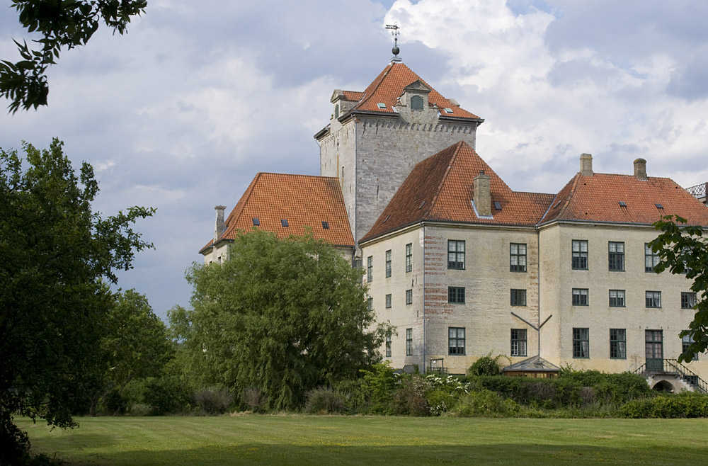 Church and Manor in Denmark Gjorslev and Holtug church/ Holtug kirke