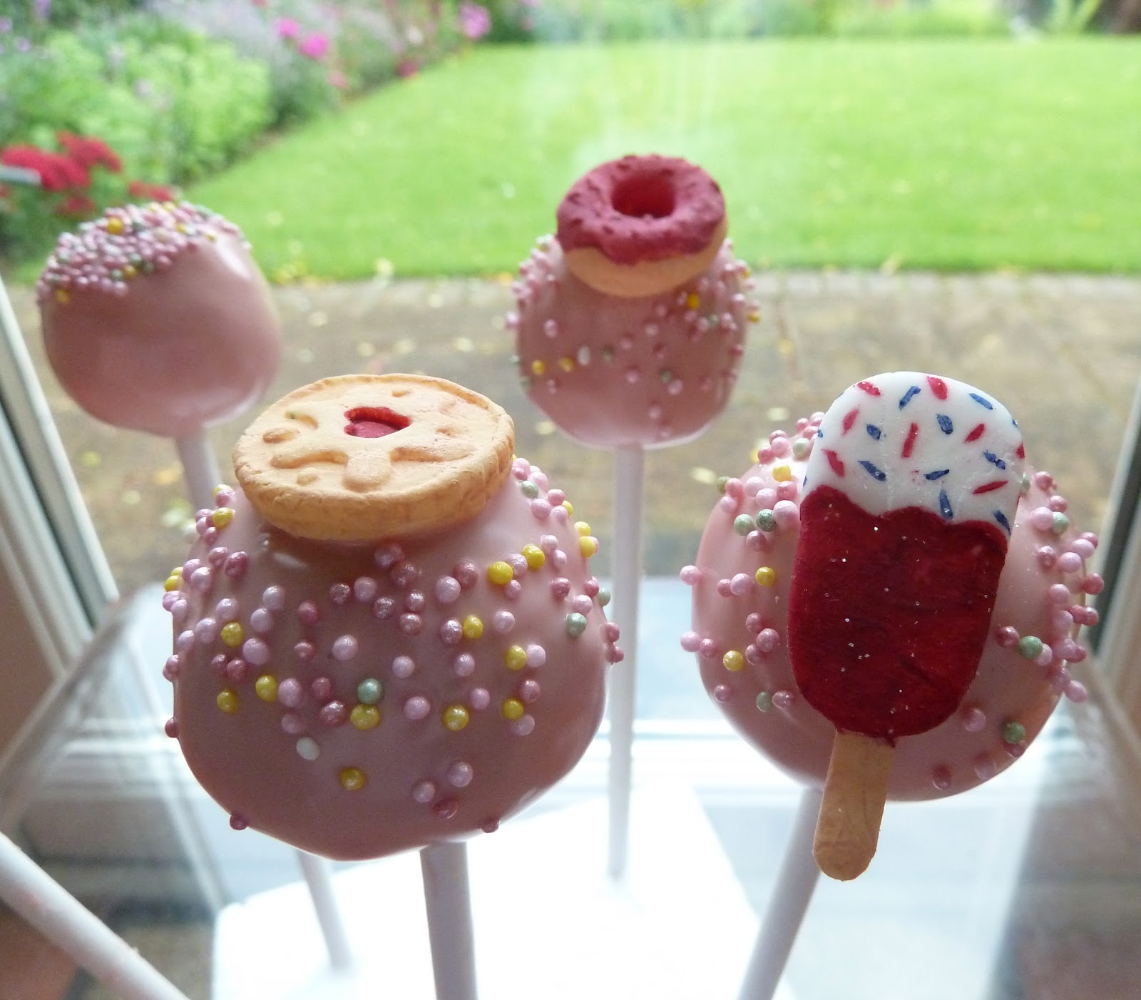 How to make Strawberry Chocolate Cake Pops