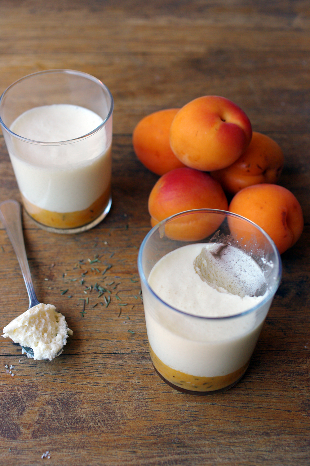 The Wandering Girl Mousse au miel sur compoté d'abricots au thym