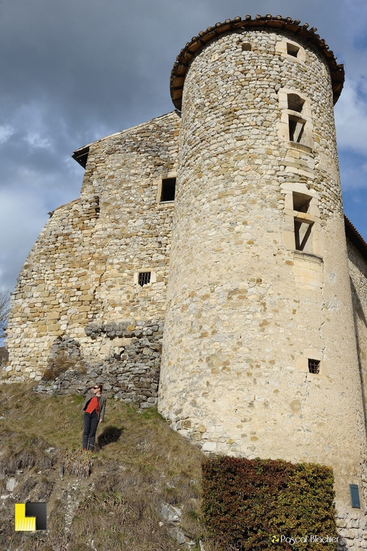valérie devant une tour du chateau de la charce photo blachier pascal