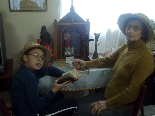 Lucas rezando com sua avó