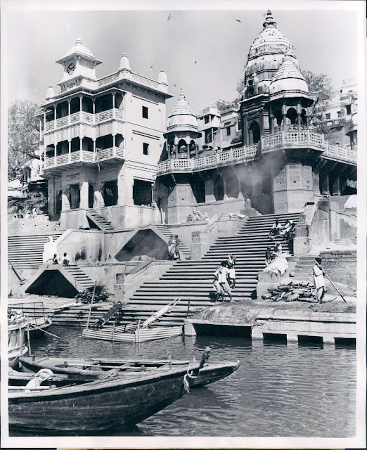 Manikarnika+Ghat+(Main+Hindu+Creamation+Ghat)+in+Varanasi+(Benares)+-+1952