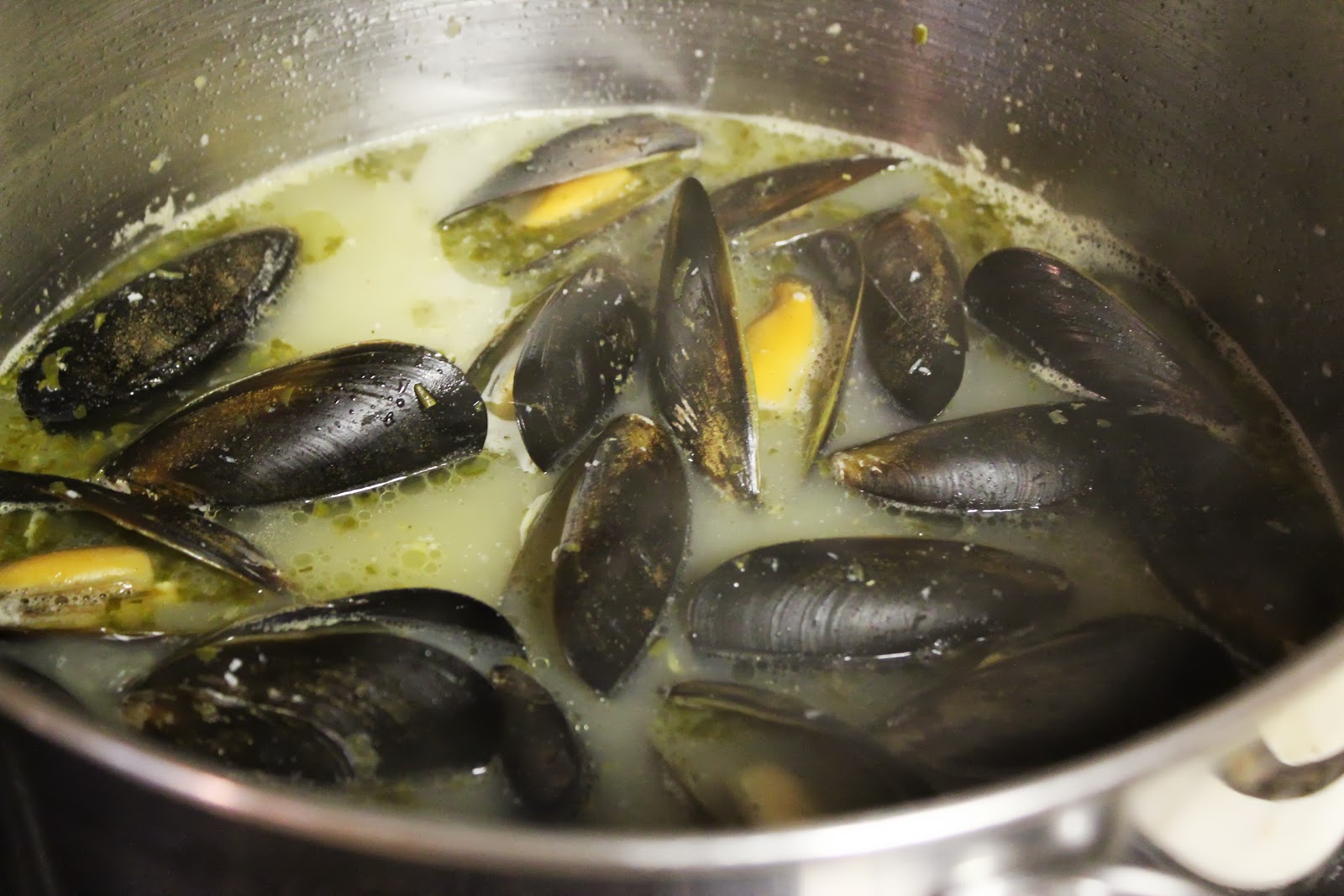 Easy Steamed Garlic Mussels with Crusty Bread Lille Punkin'
