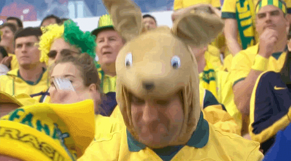 Sự tiếc nuối của một CĐV tuyển Úc, mặc dù anh này nhăn nhó nhưng trông cũng rất vui nhộn bởi chiếc mũ chuột túi mà anh đang đội​