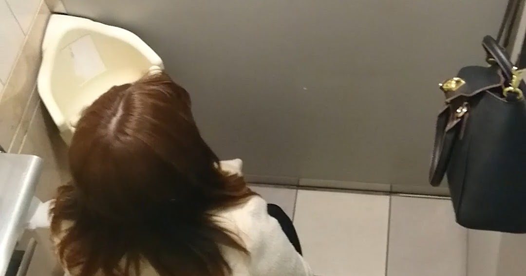 Подглядывание за молоденькой брюнеткой в туалете