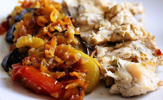 Курица запеченая с овощами
