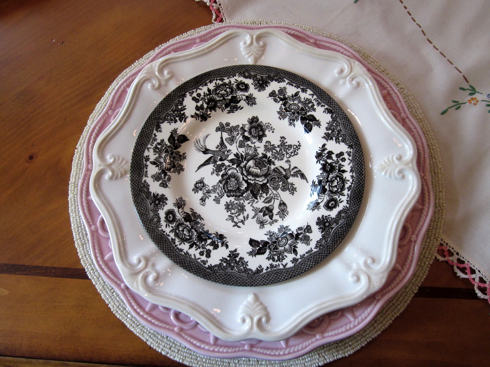 A Southern Belle Dishes on Decor What’s Black and White and Pink all over?