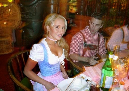 Chicas guapas alemanas en oktoberfest: tetas teutonas, cerveza, escotes, fotos y vídeos de sexys rubias de fiesta en Alemania. Mujeres hermosas, bellas, bonitas. La chica guapa 1x2.