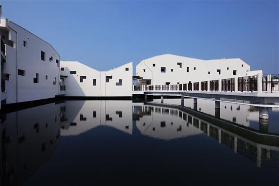 八斗子潮境公園上,一把把巨型掃帚矗立,宛若進入魔法世界 八斗子潮境公園上,一把把巨型掃帚矗立,宛若進入魔法世界