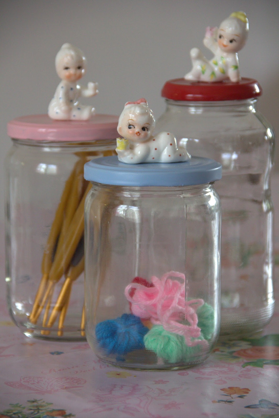 Tutorial jars with little figurines