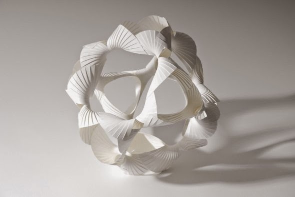 As esculturas de papel de Richard Sweeney Richard Sweeney esculturas de papel formas geométricas fotografia luz sombras