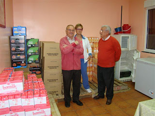 El presidente del Rotary Club en el momento de la entrega de alimentos
