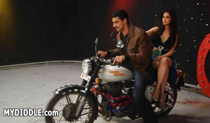 Fashion Show Pics: Riya Sen Enjoying Ride On Back Seat - FamousCelebrityPicture.com - Famous Celebrity Picture 