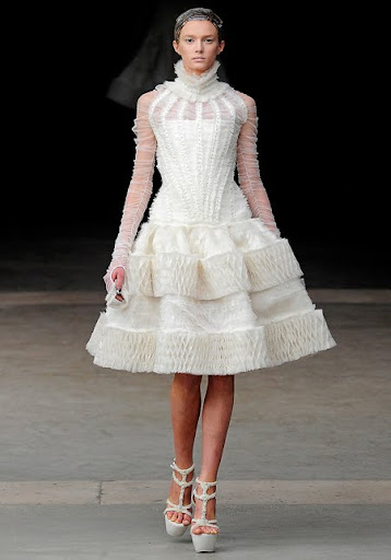 къса сватбена рокля и обувки Alexander McQueen къса сватбена рокля и обувки Alexander McQueen