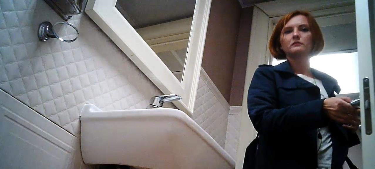 Засняли женщин скрытой камерой в туалете