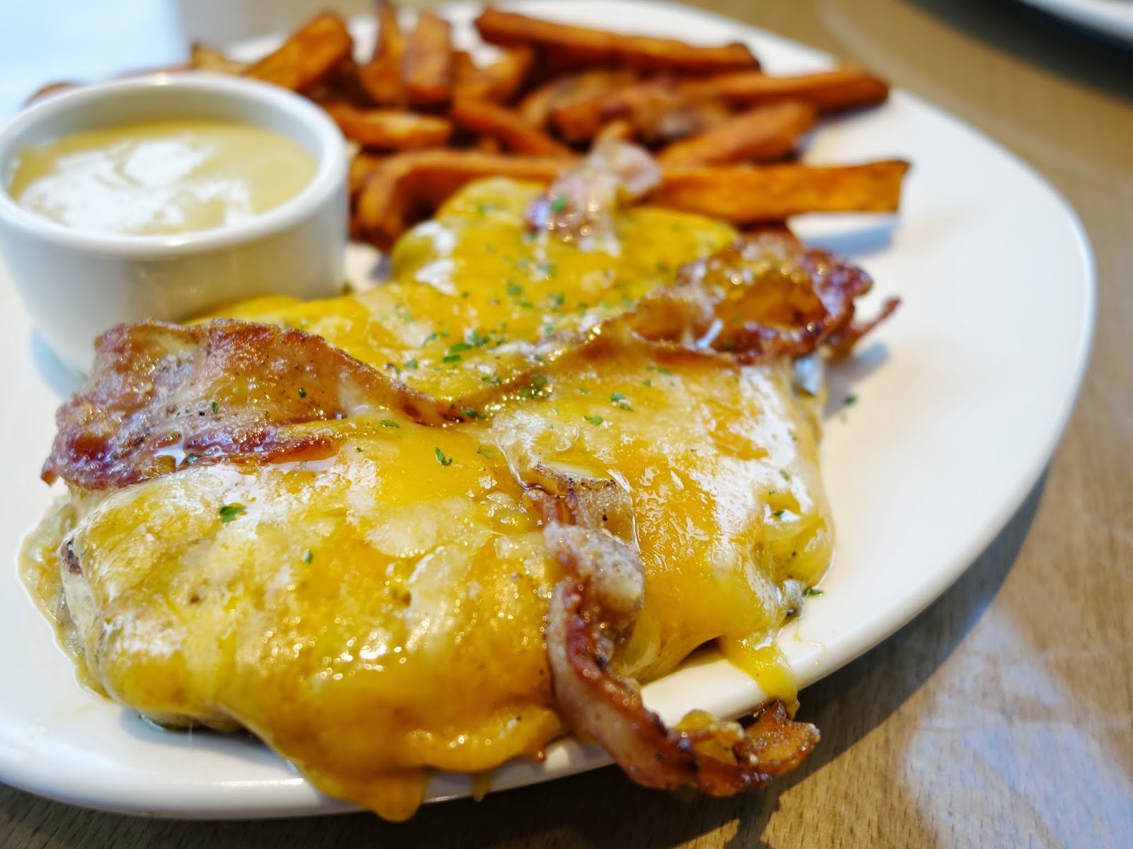 PinkyPiggu Outback Steakhouse Opens At Orchard Gateway! Steaks, Ribs