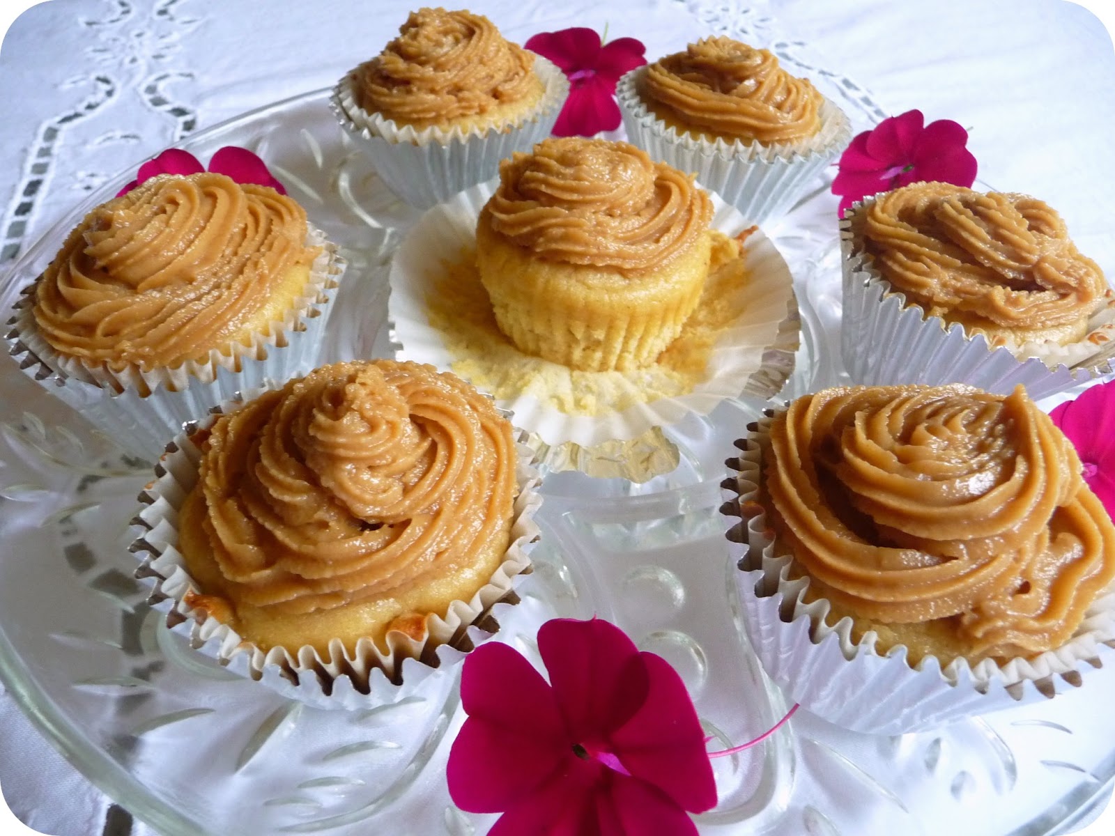 SPLENDID LOWCARBING BY JENNIFER ELOFF VANILLA CUPCAKES WITH ALMOND