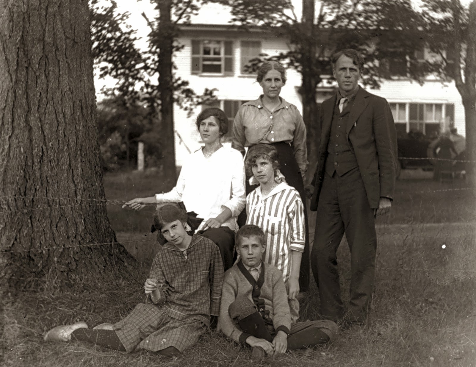 poetic style of robert frost Robert frost was born in san francisco, california, to journalist william prescott frost, jr, and isabelle moodie frost's father was a teacher, and later an editor. poetic style of robert frost Robert frost was born in san francisco, california, to journalist william prescott frost, jr, and isabelle moodie frost's father was a teacher, and later an editor.