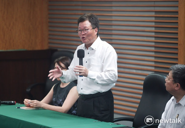 中油董事長陳金德為大潭電廠跳電事件請辭董事長一職,他說辭職沒有什麼委屈,也許是天意。 中油董事長陳金德為大潭電廠跳電事件請辭董事長一職,他說辭職沒有什麼委屈,也許是天意。