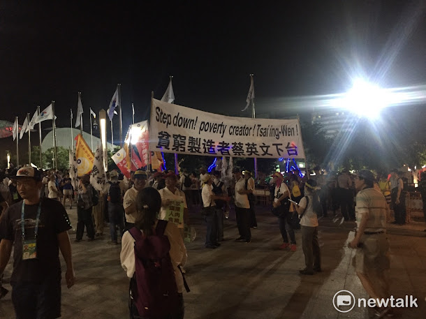 總統蔡英文與台北市長柯文哲對進場國家選手揮手致意。 總統蔡英文與台北市長柯文哲對進場國家選手揮手致意。