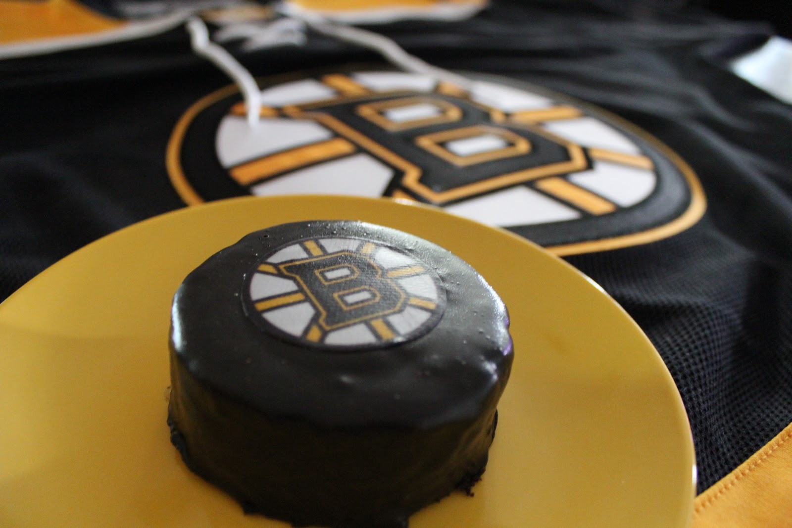 Delicious Dishings Boston Bruins Black And Gold Hockey PuckCakes