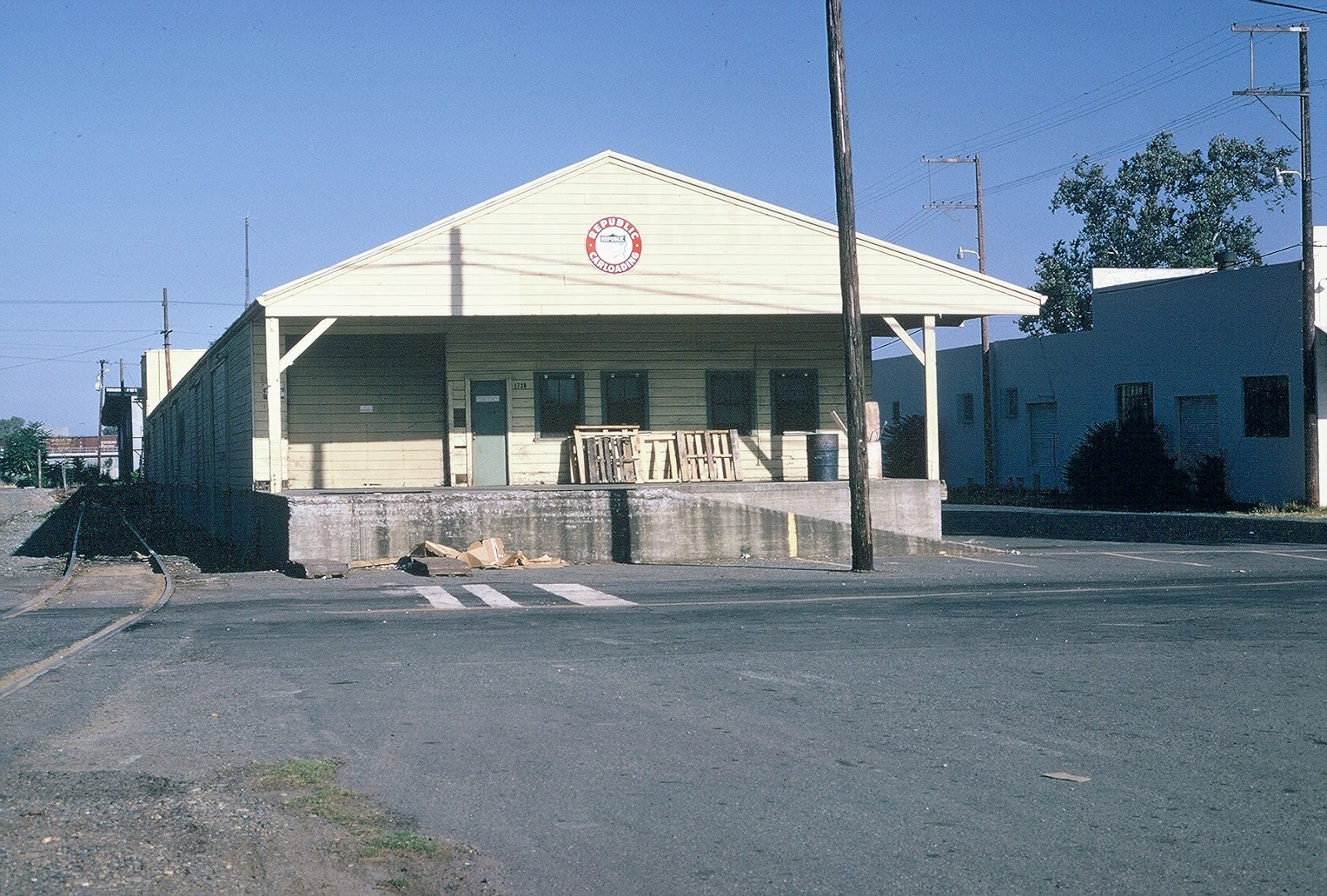 R Street Layout Freight House on the Drop In Module