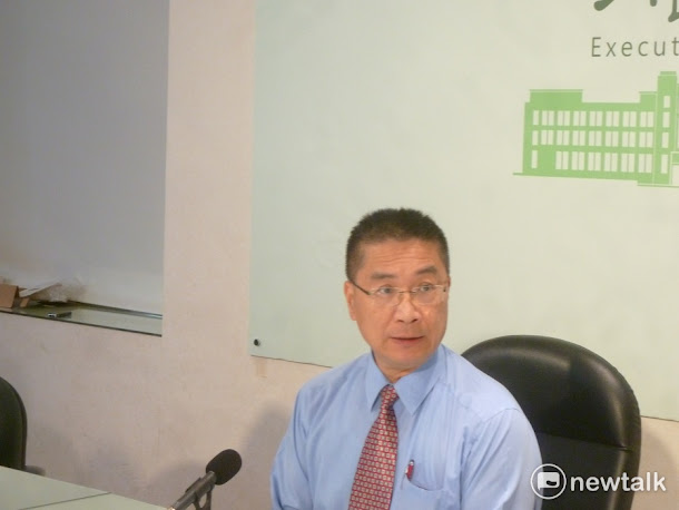 針對今(12)日退輔會主委李翔宙主委請辭被留一事,行政院發言人徐國勇表示,據了解,李翔宙也沒有加入民進黨。 針對今(12)日退輔會主委李翔宙主委請辭被留一事,行政院發言人徐國勇表示,據了解,李翔宙也沒有加入民進黨。