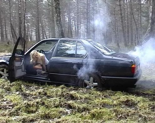 Девушки и машины в грязи