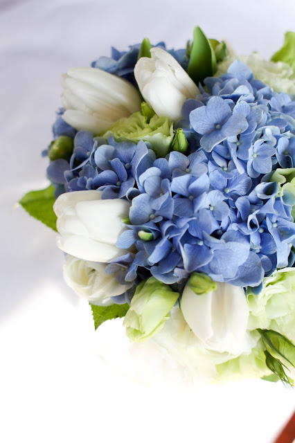 Blue hydrangea bouquet and wedding colour scheme