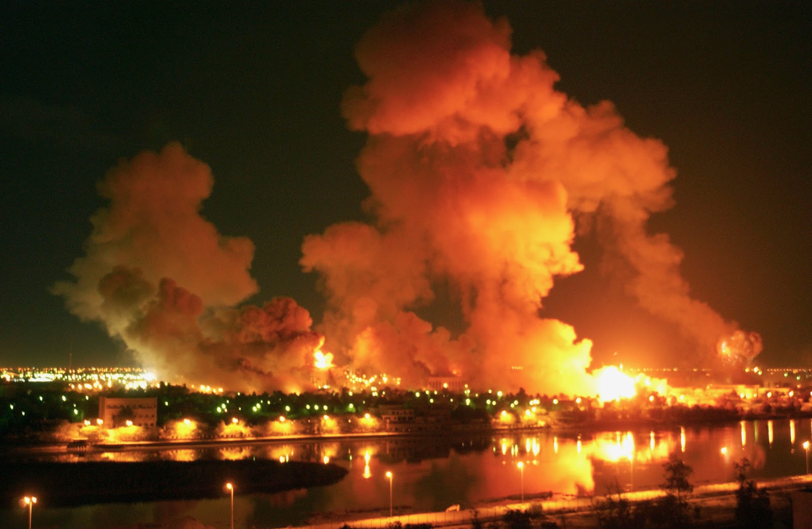 http://3.bp.blogspot.com/-YSRUp6aAnHo/UUk_auc3VgI/AAAAAAAAly4/KQlllr4VphU/s1600/Initial-Baghdad-bombing-IraqWar-19March2003.jpg